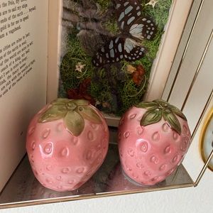 vintage 1970s strawberry salt and pepper shakers 🍓